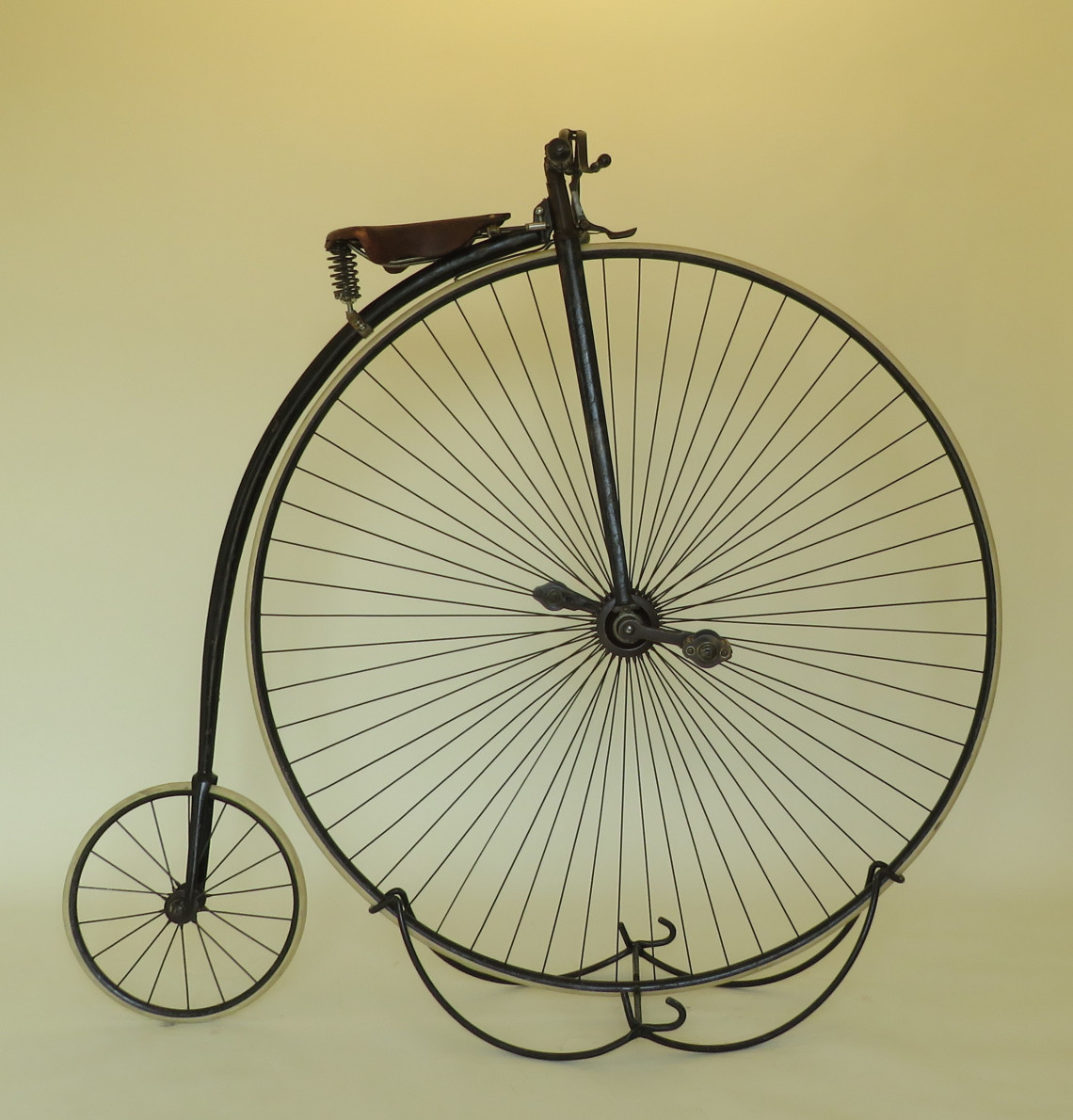 Hochrad mit großem Vorderrad und kleinem Hinterrad, vermutlich von der Firma Adler (vormals Kleyer) in Frankfurt am Main gefertigt, ca. 1885